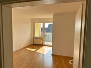 Attraktive 2-Zimmer-Wohnung mit Südbalkon, Einbauküche und Tiefgarage - Halle (Saale)