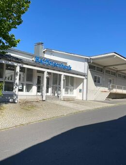 Ehemaliges Bankgebäude mit Lagerhalle - leicht umzubauen zu Wohnraum - Mähring