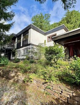 Wohnen in bester Ruhelage - Großes Einfamilienhaus mit Garten und Innenpool - Weimar (Lahn)