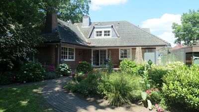 Luxusanwesen!! 7 Zi.Einfamilienhaus mit riesigem schönem Grundstück und Schwimmhalle in Norderstedt Garstedt zu verkaufen!!!