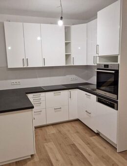 Kernsanierte Wohnung mit Einbauküche: geräumige 4-Zimmer-Wohnung in Göppingen - Göppingen