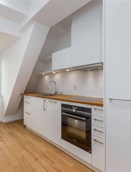 sanierte und lichtdurchflutete 2 Zimmer Dachgeschosswohnung in Gohlis mit Einbauküche - Leipzig
