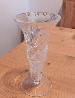Vase aus Bleikristall, Durchmesser oben ca. 9 cm und unten ca. 7,5 cm, Höhe ca. 17 cm. - Schwabach