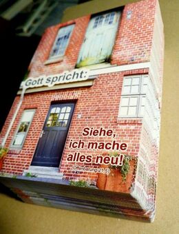 Postkarten Jahreslosung 2026 „Verwitterte und renovierte Haustür“ - 100er-Pack - Wilhelmshaven