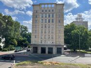 Architektonischer Kult-Klassiker am Strausberger Platz - komplett saniertes Apartment, bezugsfrei! - Berlin