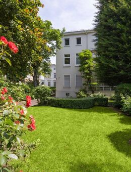 Rarität in Bestlage: Altbau-Stadtvilla mit großem Garten und Doppelgarage - Frankfurt (Main)