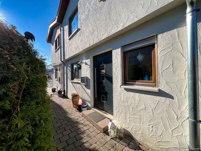 Sonnenverwöhntes Reihenmittelhaus mit Garten, überdachter Terrasse und Carport