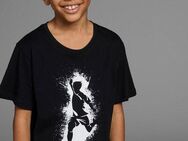 KIDSWORLD T-Shirt Mit lässigem FUSSBALLER - Druck Kurzarm, Basic-Passform, mit stylischem Druck, Rundhalsausschnitt