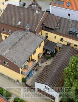 Im Herzen von Dorfen - gepflegtes Wohn- und Geschäftsgebäude: Große Gewerbeeinheit mit Schaufensterfront und 5 Wohneinheiten - Dorfen