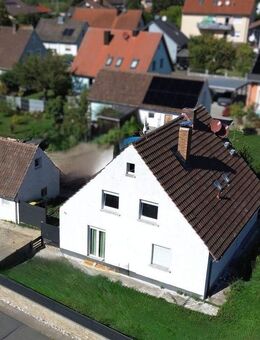 Gepflegtes Zweifamilienhaus in sehr guter Lage von Kist mit Garten, Garage und Stellplätzen - Kist