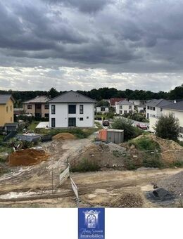 Individuell Wohnen im Erstbezug! Großes Wohnzimmer, schöner Balkon, modernes Bad! - Arnsdorf