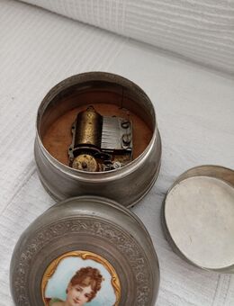 Zinn Schmuckdose mit Miniaturbild Lupenmalerei und Spieluhr - Hanau (Brüder-Grimm-Stadt) Mittelbuchen