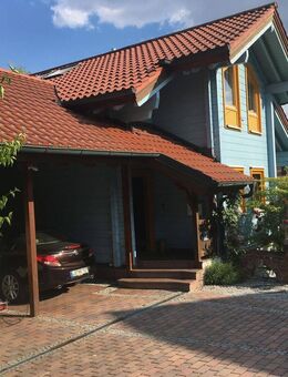 Am Waldrand gelegenes Einfamilienhaus mit ELW und parkähnlichem Garten - Adlkofen