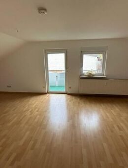 Marko Winter Immobilien - Hochhausen: schöne 2-Zimmer-Wohnung im Dachgeschoss mit Balkon - Haßmersheim
