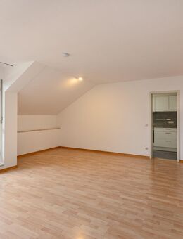 ** Lichtdurchflutet & bezugsfrei: 2-Zimmer-Dachgeschosswohnung ** - Unterhaching