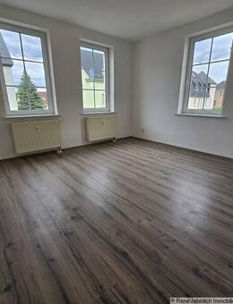 Schöne 3 Raum Wohnung in Oelsnitz + EBK möglich + Stellplatz - Oelsnitz (Erzgebirge)