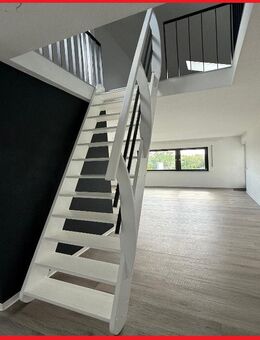 extravagante und helle 2,5 Zimmer-Dachgeschoss-Maisonette-Wohnung mit Balkon - Oberstenfeld