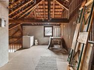 Ausbaufähiger Dachrohling mit sichtbaren Dachbalken und kreativen Gestaltungsmöglichkeiten - Waldkirch