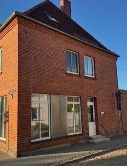 Attraktives Mehrfamilienhaus mit Arztpraxis und guter Rendite!! - Ludwigslust