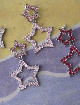 Modeschmuck: 8 Paar Ohrringe (Hänger/Sterne: apricot, rosa, rot, je 1,-); Fußkettchen "FING´RS", neu, ovp. - München