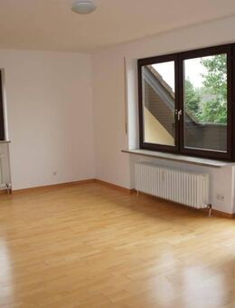 Zentral gelegene, sonnige 3-Zimmer-DG-Wohnung mit EBK und Loggia - kaum Schrägen - Erlangen