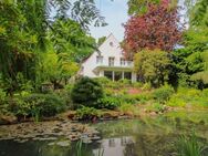 Weitläufig und gehoben: Klassische Villa mit parkartigem Garten in Bad Driburg - Bad Driburg