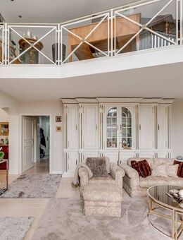 AIGNER - Außergewöhnliche Maisonettewohnung mit Galerie und ca. 70m² großer Süd-/Westterrasse - München