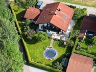 Von PRIVAT: Zweifamilienhaus mit traumhaftem Garten mit Teich, Pool und Doppelgarage - Raubling