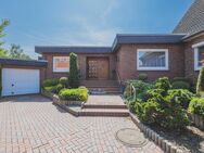 Wohnlicher Flachdachbungalow mit großer Garage und schönem Garten in Sackgassenendlage in Rendsburg - Rendsburg