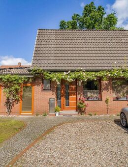 Traumhaftes Einfamilienhaus mit Galerie, Garage und Carport in bester Lage von Hude - Hude (Oldb)