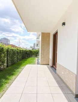 Sonnige Eleganz: Großzügige Erdgeschosswohnung mit Terrasse und moderner Einbauküche - Frankfurt (Main)