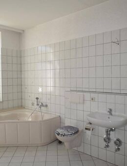 Objekt-Nr.: 7422 - schöne vermietete 3-Zimmer-Etagen-ETW mit Wanne, Dusche und Balkon im 1. OG in Plauen - Plauen