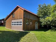 Einfamilienhaus mit Photovoltaikanlage und modernen Nebengebäuden - Neualbenreuth