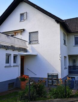 **Freistehendes Zweifamilienhaus mit zwei Apartments (4 WE) in Feldrandlage**Zwei Wohnungen frei**ÖLHEIZUNG**PROVISIONSFREI - Schöneck