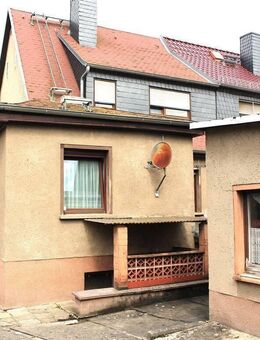 Teilsanierte und renovierte Doppelhaushälfte, Keller, Nebengebäude und großer Garten... - Borna