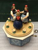 Wendt & Kühn seltene guterhaltene/ neuwertige Hessenmädchen Spieluhr Erzgebirge in 40667