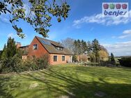 Ein Zuhause für die ganze Familie: Wohnhaus mit parkähnlichem Garten mit einer Allee und Teichen - Ehrenburg