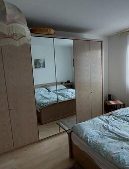 Schlafzimmer mit Betten und Lattenrosten - Berlin