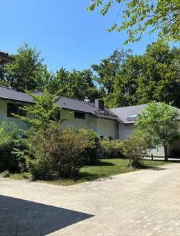 Charmante Ensemblevilla auf großem Grundstück in begehrter Toplage in Grünwald bei München - Grünwald