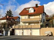 Exklusives Wohnhaus mit Fernblick, große Einliegerwohnung, drei Garagen, sonnige, ruhige Hanglage - Eibelstadt - Eibelstadt