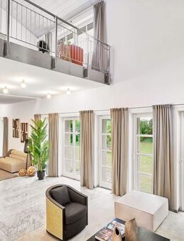Viel Raum und Privatsphäre für Individualisten: Ensemble aus Haupt- und Gästehaus mit Traumgarten - München
