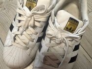 Adidas Superstars ranzig und mit Duftnote - Fürth