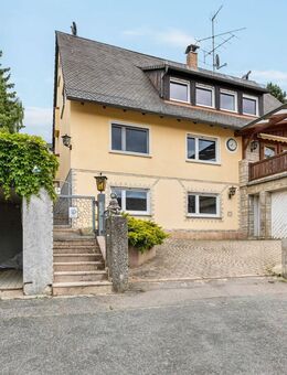 Großzügiges Zweifamilienhaus mit Potenzial und großem Grundstück in ruhiger Lage in Reichenschwand - Reichenschwand