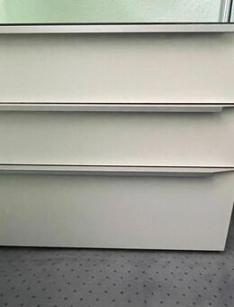 Nachtschrank Focus Freshline 6282 Alpinweiß mit Glasauflage – Top Zustand - Hannover Herrenhausen-Stöcken