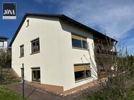 Zwei Wohnungen, ein Zuhause: Großzügiges Wohnhaus mit herrlichem Fernblick - Untersteinach