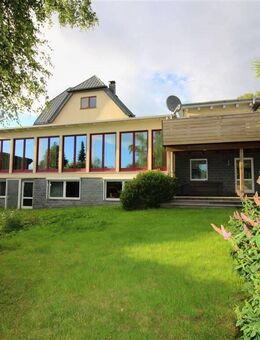 Provisionsfrei! Hochwertig ausgestattetes Wohnhaus mit mehreren Garagen zu verkaufen - Sonneberg