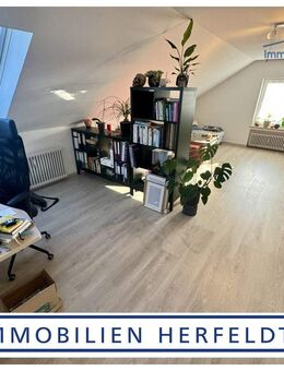 TOP PREIS! Schöne 2-Zimmer-Dachgeschosswohnung mit PV-Anlage, großem Garten & Garage - nahe A8 - Gablingen