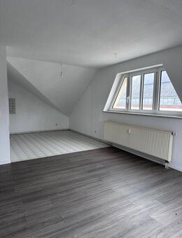 Licht & Luft unter dem Dach - moderne 3-Raum-Wohnung mit offener Küche im Herzen von Glauchau - Glauchau