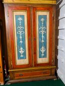 Schöner, dunkel lasierter Bauernschrank – handbemalt in 58455