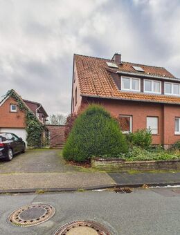 Zweifamilienhaus mit wunderschönen Kamin und Garten + 2 Garagen - Extertal